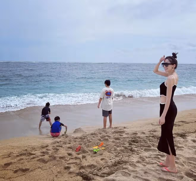 林志穎重遊巴厘島,曬父子多年海邊牽手對比照,一條褲子穿12年