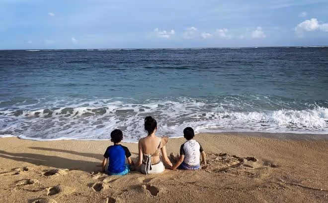 林志穎重遊巴厘島,曬父子多年海邊牽手對比照,一條褲子穿12年