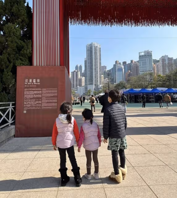 郭晶晶春節獲女兒幫忙大掃除，兄妹三人逛花市，主動搬植物不嬌氣