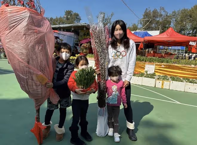 郭晶晶春節獲女兒幫忙大掃除，兄妹三人逛花市，主動搬植物不嬌氣