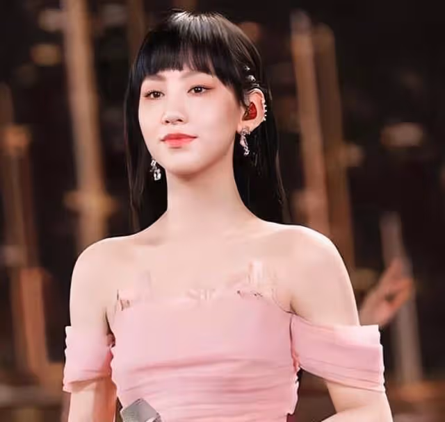 17歲TVB最強新星登上央視春晚！雙手緊張到出汗，將與成龍合唱