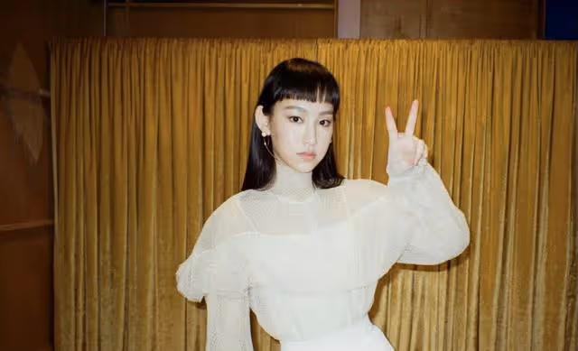17歲TVB最強新星登上央視春晚！雙手緊張到出汗，將與成龍合唱