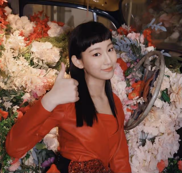 17歲TVB最強新星登上央視春晚！雙手緊張到出汗，將與成龍合唱