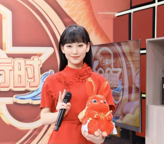 17歲TVB最強新星登上央視春晚！雙手緊張到出汗，將與成龍合唱