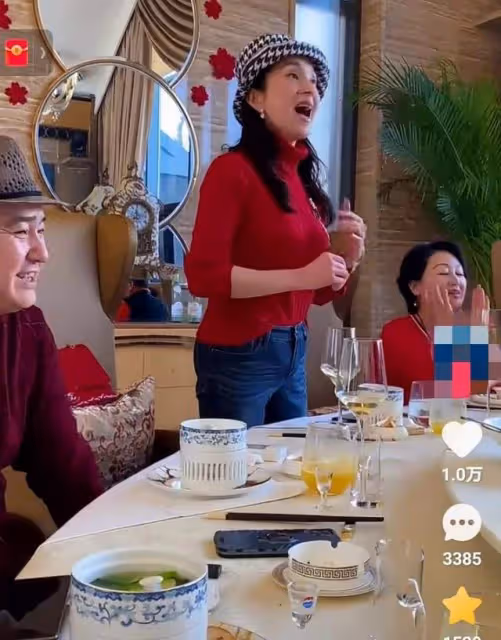 湯燦:近照蒼老很多,與王姬等好友聚餐開心唱歌,提前開始養老