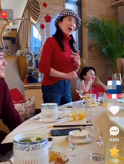 湯燦:近照蒼老很多,與王姬等好友聚餐開心唱歌,提前開始養老