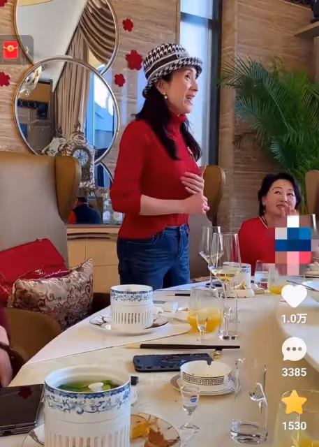 湯燦:近照蒼老很多,與王姬等好友聚餐開心唱歌,提前開始養老