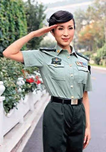 湯燦:近照蒼老很多,與王姬等好友聚餐開心唱歌,提前開始養老