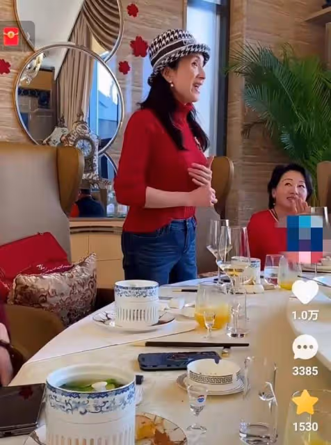 湯燦:近照蒼老很多,與王姬等好友聚餐開心唱歌,提前開始養老
