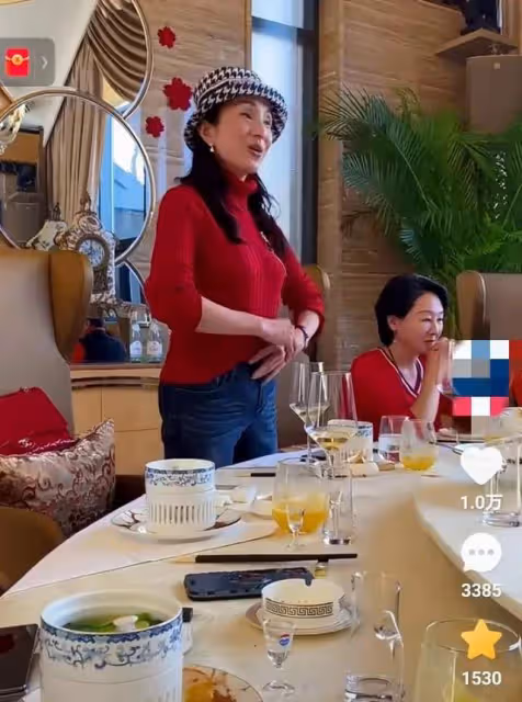 湯燦:近照蒼老很多,與王姬等好友聚餐開心唱歌,提前開始養老
