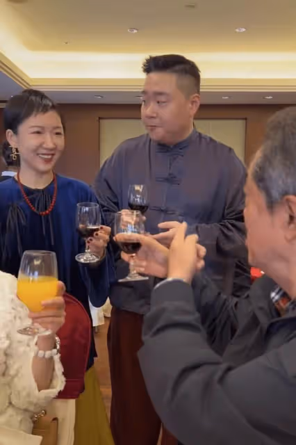 郝劭文回台灣補辦婚宴!夫妻倆打扮樸素滿臉幸福,7歲繼女首露面
