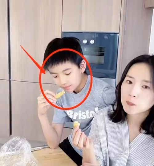 董潔帶貨成第一名,年齡偏大又離異本沒前途,憑藉恬靜氣質再翻紅