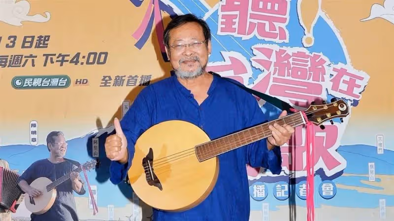 「盲人歌手」李炳輝淡水市場「駐唱1天收入」曝光!友陳明章拿臉盆幫募款,一首歌募2萬多:不放棄,就會有希望