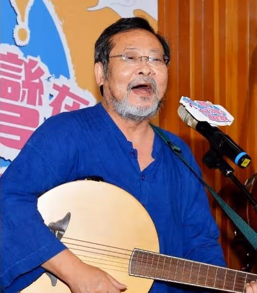 「盲人歌手」李炳輝淡水市場「駐唱1天收入」曝光!友陳明章拿臉盆幫募款,一首歌募2萬多:不放棄,就會有希望
