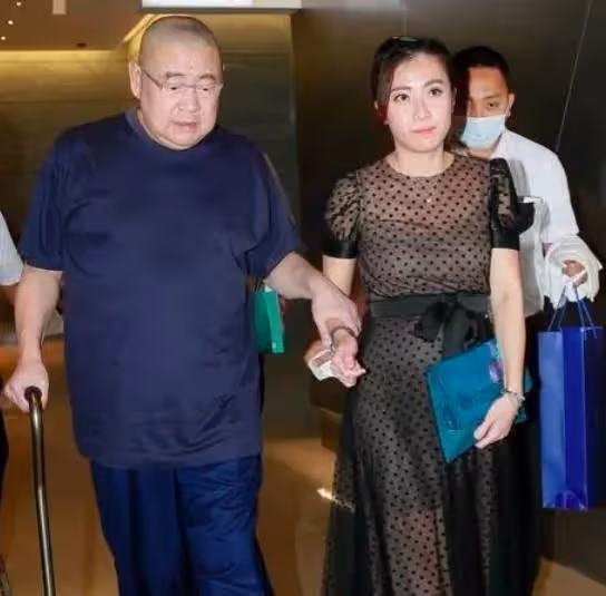 71歲劉鑾雄出門要人扶,向華強已經74歲了,看著卻像40來歲的樣子