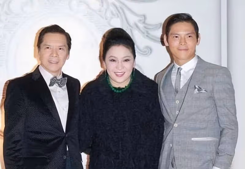 71歲劉鑾雄出門要人扶,向華強已經74歲了,看著卻像40來歲的樣子