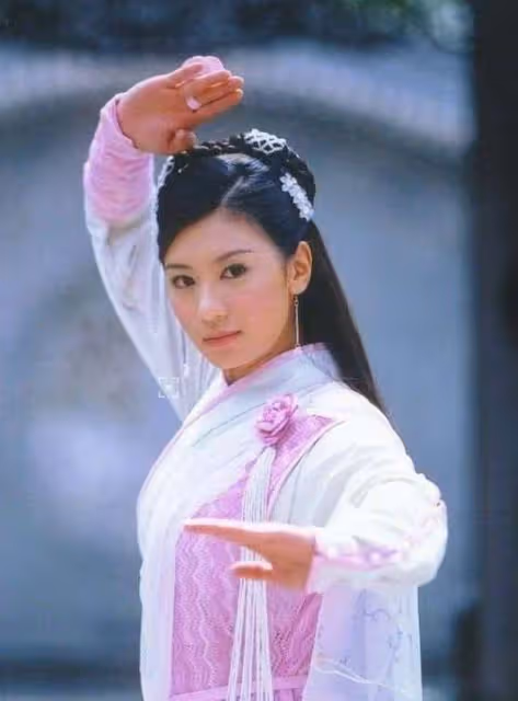 22年前賈靜雯照片曝光，難怪有人願為她豪擲五億，網友：美的一塌糊塗