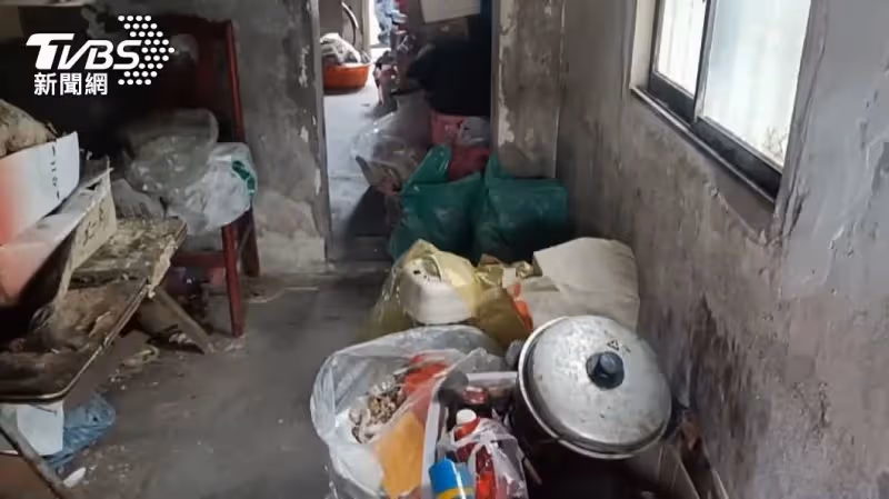 彰化身障父子住破「租屋」沒門沒窗卻「開天窗」下雨天「穿雨衣睡覺」慈善團體出手,父子落淚:能溫馨過年了!
