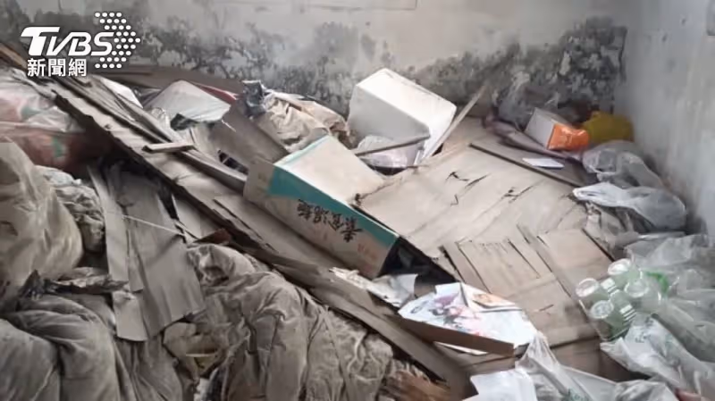 彰化身障父子住破「租屋」沒門沒窗卻「開天窗」下雨天「穿雨衣睡覺」慈善團體出手,父子落淚:能溫馨過年了!
