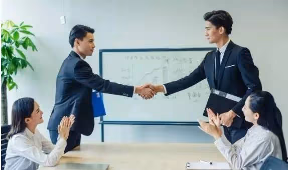 面試官問:如何用100塊,請10萬人吃飯?面試者紛紛出局,女生「精彩回答」立刻被錄用
