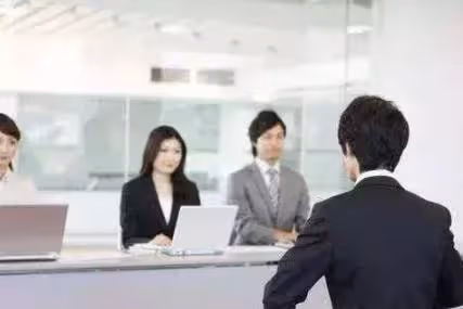 面試官問:如何用100塊,請10萬人吃飯?面試者紛紛出局,女生「精彩回答」立刻被錄用