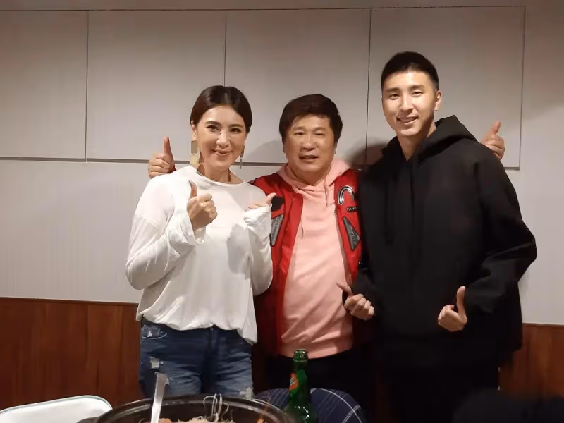 每年花260萬!胡瓜兒子高學歷畢業「比韓國男星還帥」,老爸超寵「坦言財產都給他」:還是有條件