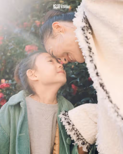 陳冠希妻子女兒拍雜誌，秦舒培母女扎同款丸子頭，長得像複製粘貼