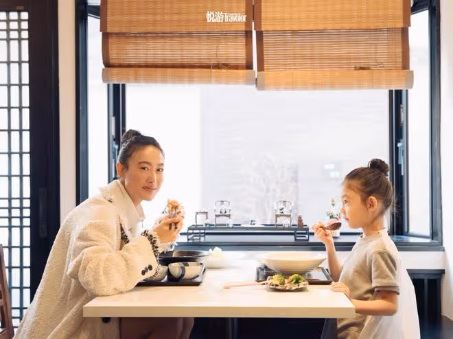 陳冠希妻子女兒拍雜誌，秦舒培母女扎同款丸子頭，長得像複製粘貼