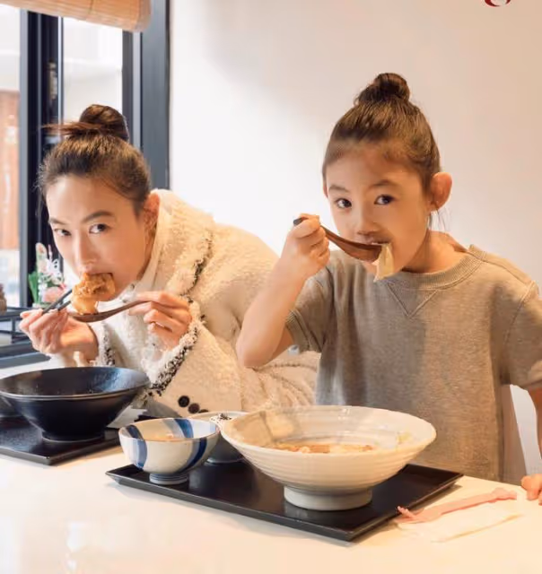 陳冠希妻子女兒拍雜誌,秦舒培母女扎同款丸子頭,長得像複製粘貼