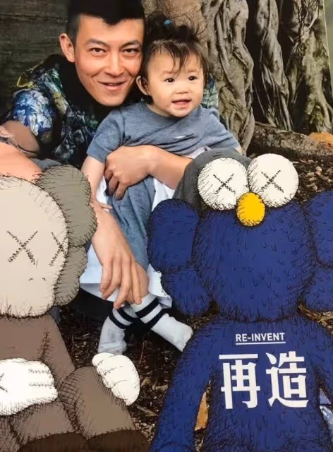 陳冠希妻子女兒拍雜誌,秦舒培母女扎同款丸子頭,長得像複製粘貼