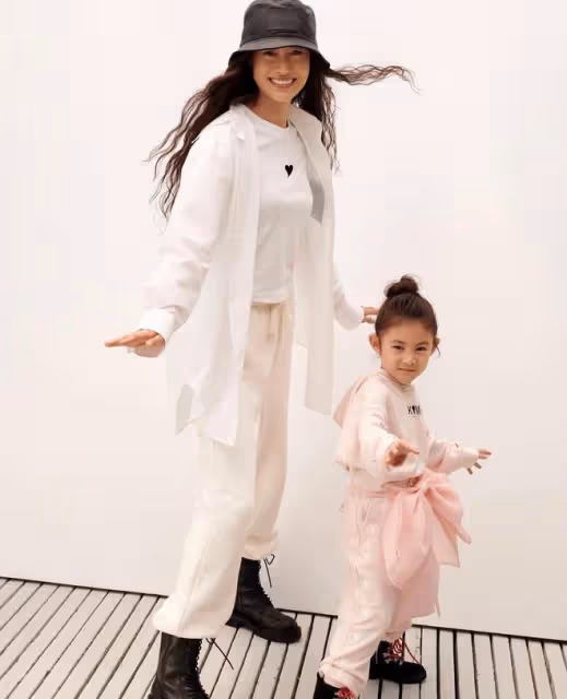 陳冠希妻子女兒拍雜誌，秦舒培母女扎同款丸子頭，長得像複製粘貼