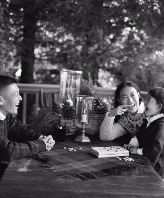 陳冠希妻子女兒拍雜誌，秦舒培母女扎同款丸子頭，長得像複製粘貼