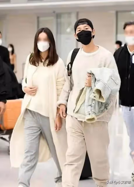 近日韓國一線演員宋仲基官宣新戀情消息一出立刻引來無數網友圍觀