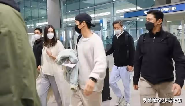 近日韓國一線演員宋仲基官宣新戀情消息一出立刻引來無數網友圍觀