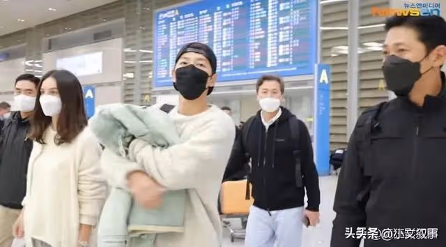 近日韓國一線演員宋仲基官宣新戀情消息一出立刻引來無數網友圍觀