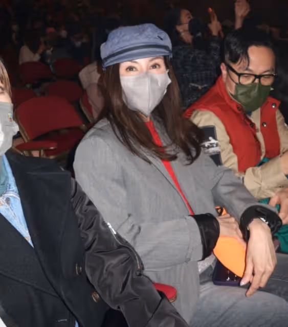 李嘉欣與友人結伴看演唱會，被問劉鑾雄爆料沉默不語，老公未同行