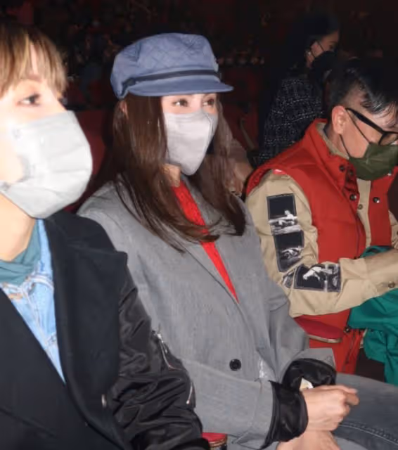 李嘉欣與友人結伴看演唱會，被問劉鑾雄爆料沉默不語，老公未同行