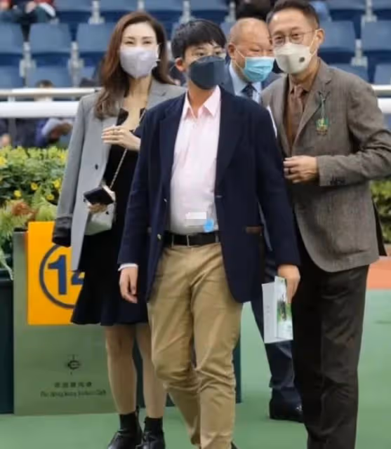 李嘉欣與友人結伴看演唱會，被問劉鑾雄爆料沉默不語，老公未同行