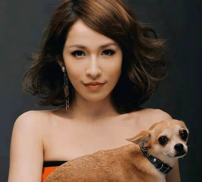 蕭亞軒偷吃被台灣禁賣的麻辣花生，網友辣評：一身反骨，好樣的