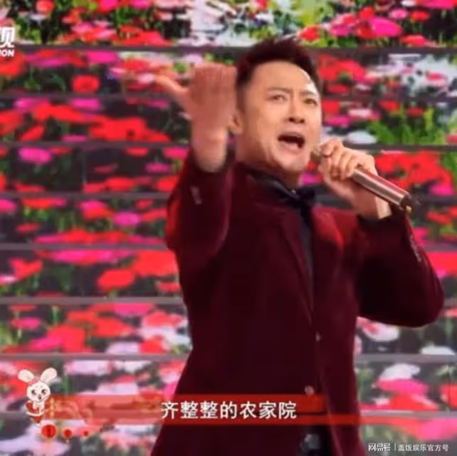 遼寧春晚印小天出彩!帶偏搭檔同跳印式舞蹈,眼神互動爆笑全場