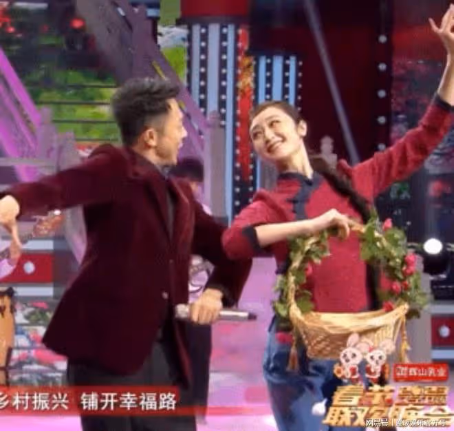 遼寧春晚印小天出彩!帶偏搭檔同跳印式舞蹈,眼神互動爆笑全場