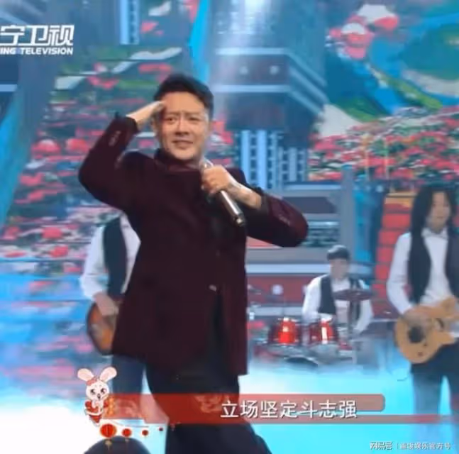 遼寧春晚印小天出彩!帶偏搭檔同跳印式舞蹈,眼神互動爆笑全場