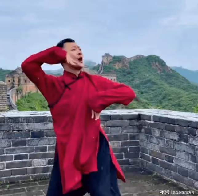 遼寧春晚印小天出彩!帶偏搭檔同跳印式舞蹈,眼神互動爆笑全場