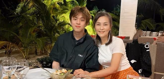 何音陪兒子國外跨年,55穿露臍裝「川字」腹肌太結實,母子像兄妹