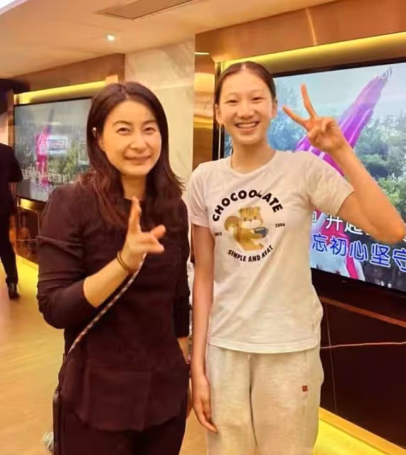 女排傳奇攜眾位大咖齊聚香港,郭晶晶張怡寧到場,李寧驚喜露面