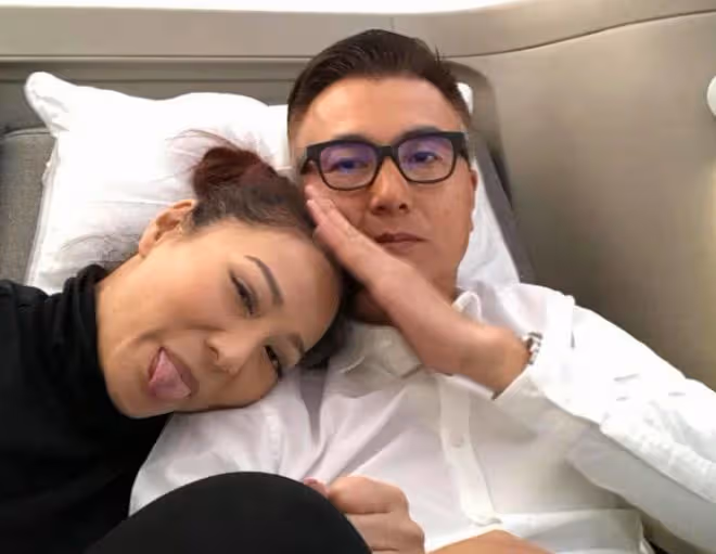 滕麗名47歲生日罕秀恩愛,富商老公已滿頭白髮,婚後住別墅很愜意