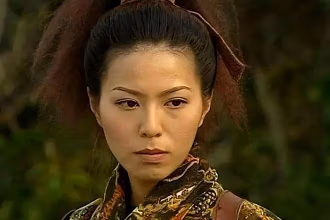 滕麗名47歲生日罕秀恩愛,富商老公已滿頭白髮,婚後住別墅很愜意