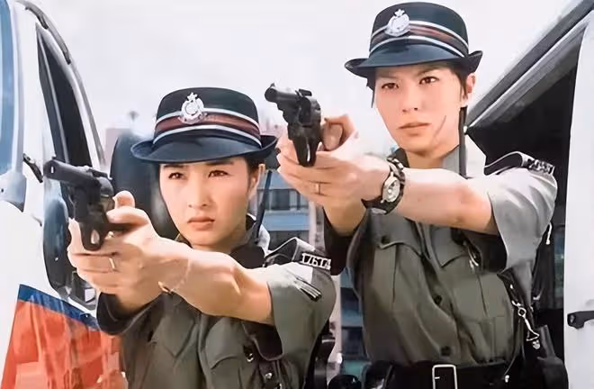 滕麗名47歲生日罕秀恩愛,富商老公已滿頭白髮,婚後住別墅很愜意
