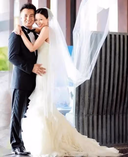 滕麗名47歲生日罕秀恩愛,富商老公已滿頭白髮,婚後住別墅很愜意