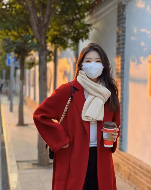 收起你的黑白灰,今年過年就穿「紅大衣」,學她們穿,高級氣質